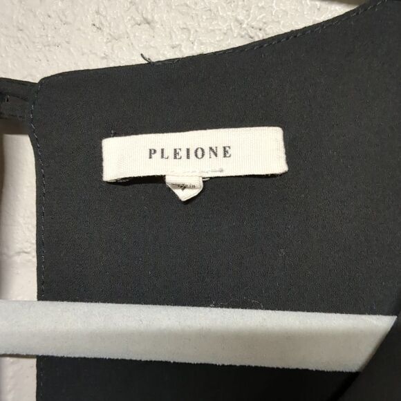 Women's Pleoione Flowy Assymetrical Sleeveless Blouse Size Medium - Picture 2 of 5
